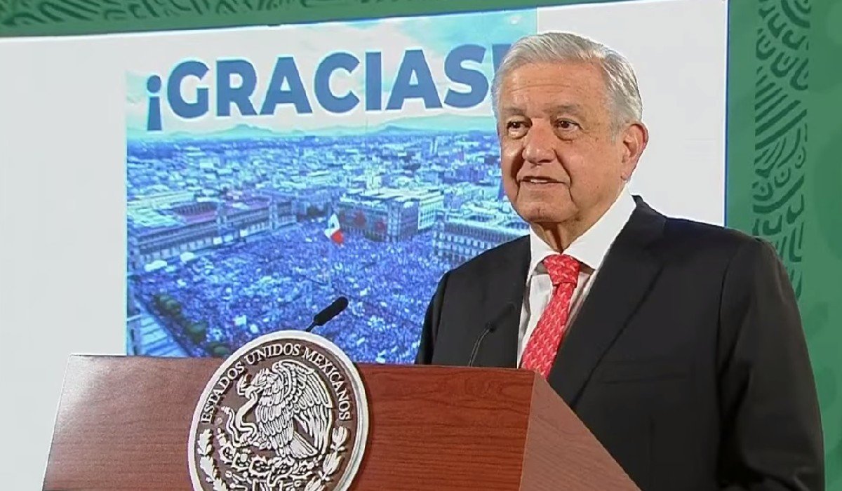 ¿Cuánto de la mañanera dedicó AMLO a agradecer a asistentes al Zócalo, aumento al salario mínimo y nuevo subdirector de Egreso?