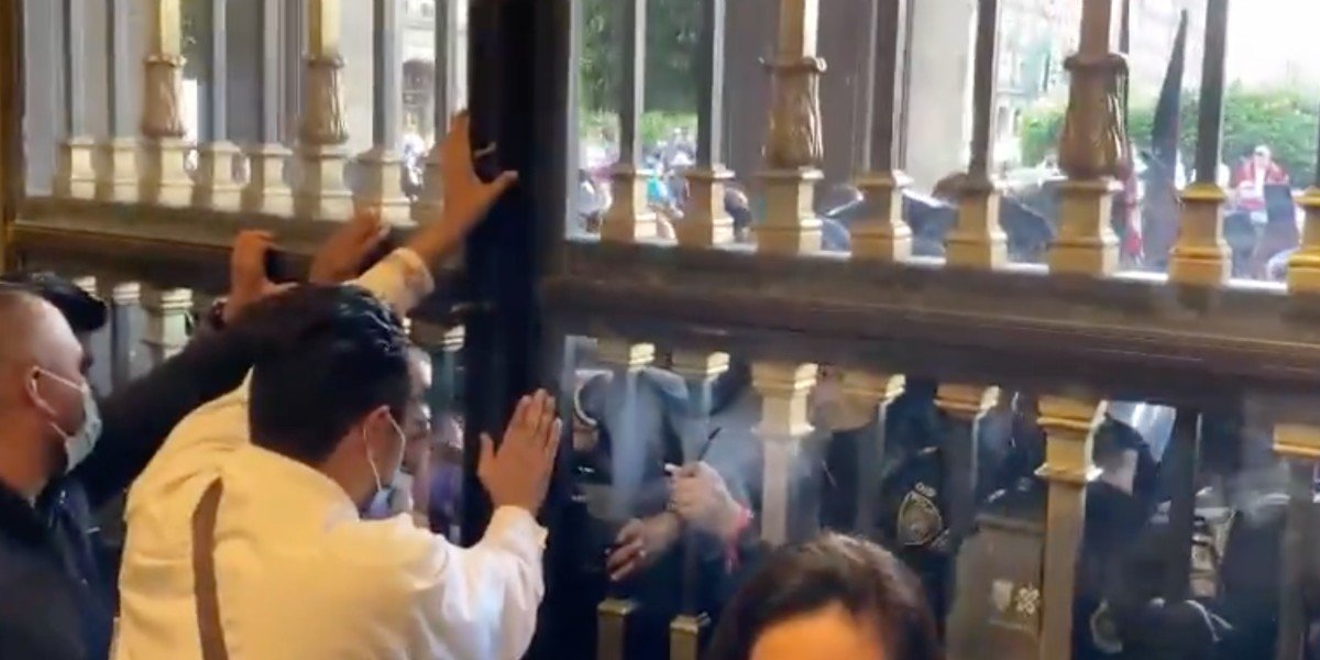 Manifestantes intentan irrumpir en el Antiguo Palacio del Ayuntamiento de CDMX