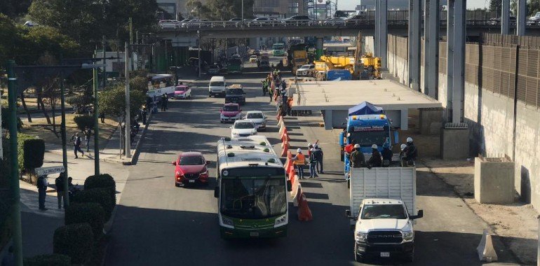Liberan circulación en Ermita Iztapalapa tras caída de trabe que bloqueó la calzad por lo menos 30 horas