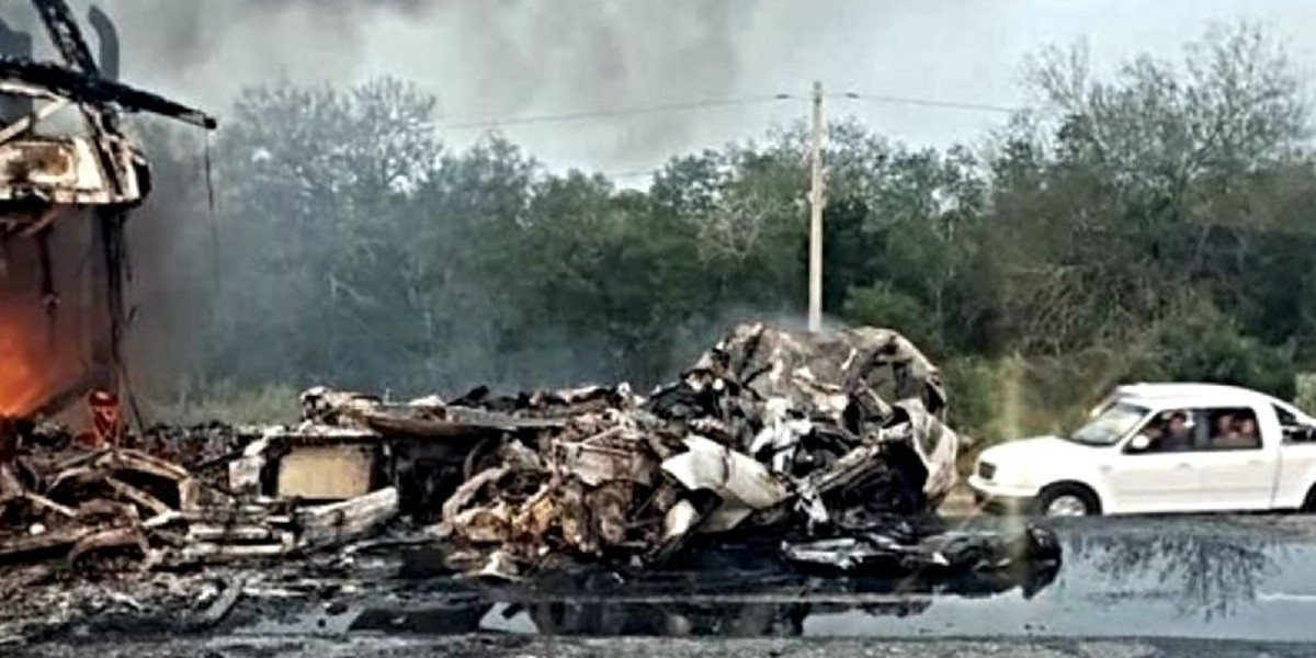 Mueren calcinadas 4 personas en choque sobre carretera en Tamaulipas