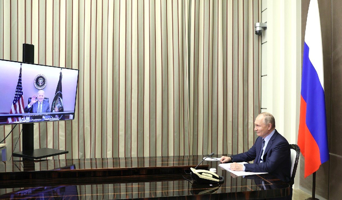 Biden advierte a Putin sobre fuertes sanciones en caso de escalada militar en Ucrania