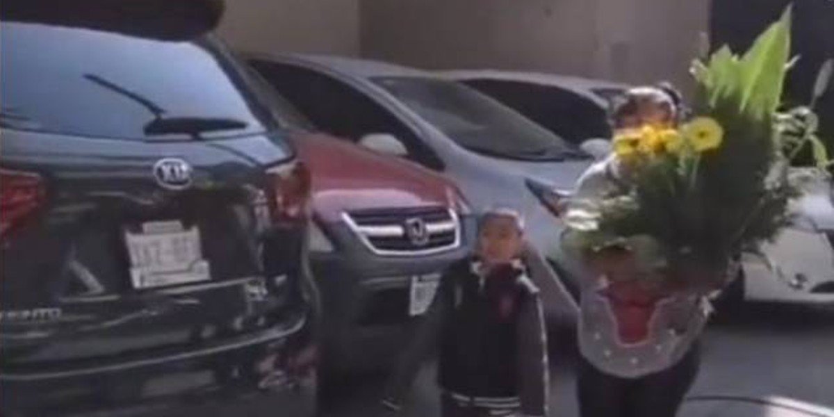 'Son para mí tía': Llevaba flores para su difunta y la confunden con fan de 'Chente'