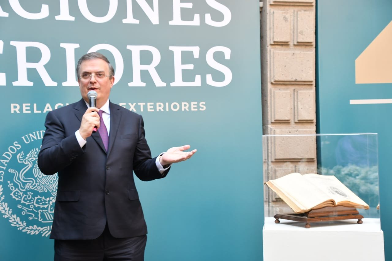 Ebrard anuncia la donación del primer periódico feminista de México al Acervo Histórico Diplomático de la SRE