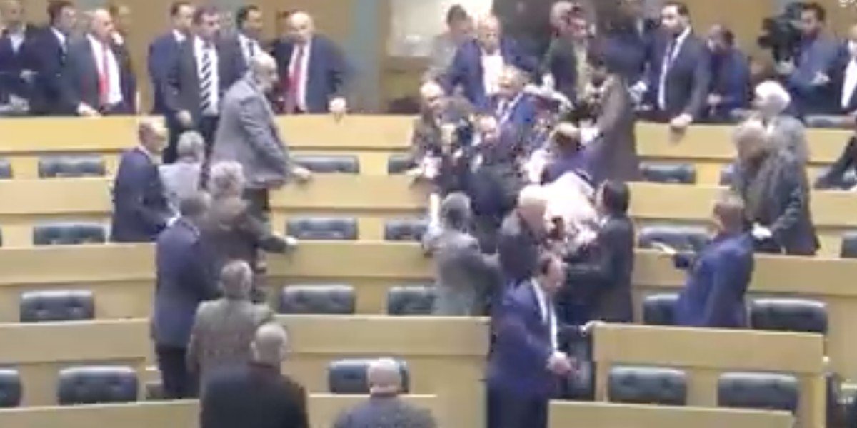 Diputados del Parlamento de Jordania se agarran a golpes, empujones y hasta dedos en la nariz