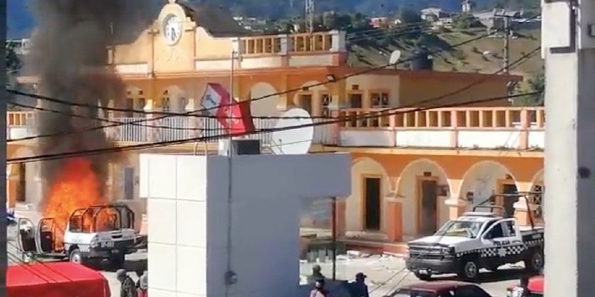 Pobladores de Calcahualco, Veracruz violentan Palacio Municipal y queman patrulla