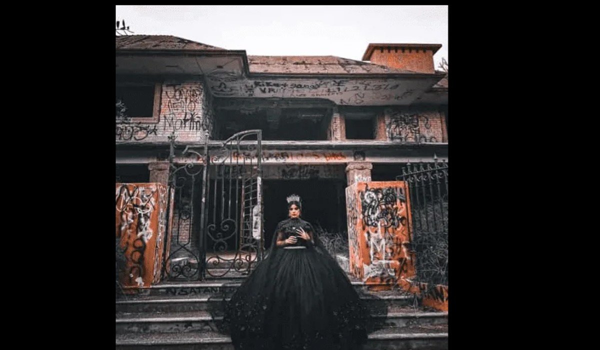 Quinceañera en Matamoros luce vestido negro y hace sesión de fotos en casa de los narcosatánicos; la tunden en redes