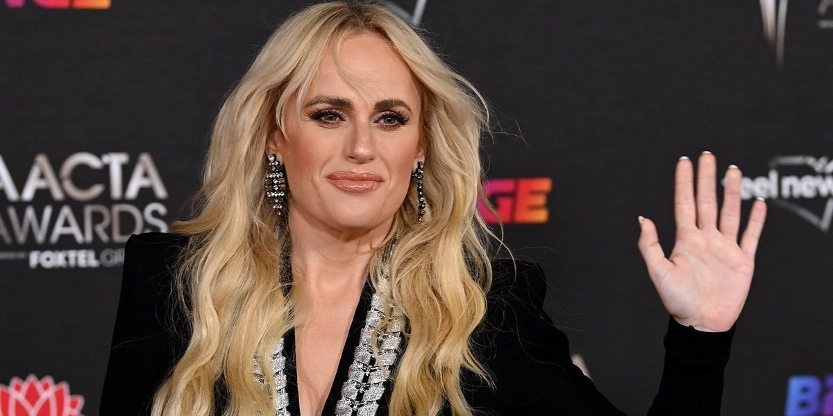 Rebel Wilson presume pérdida de peso con atrevido traje de baño en las playas de Fiji