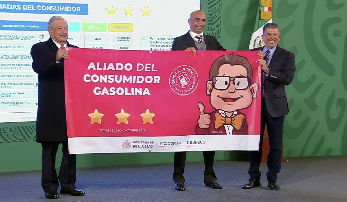 AMLO y Profeco otorgan reconocimiento a concesionarios de gasolinas y gas por buenas prácticas