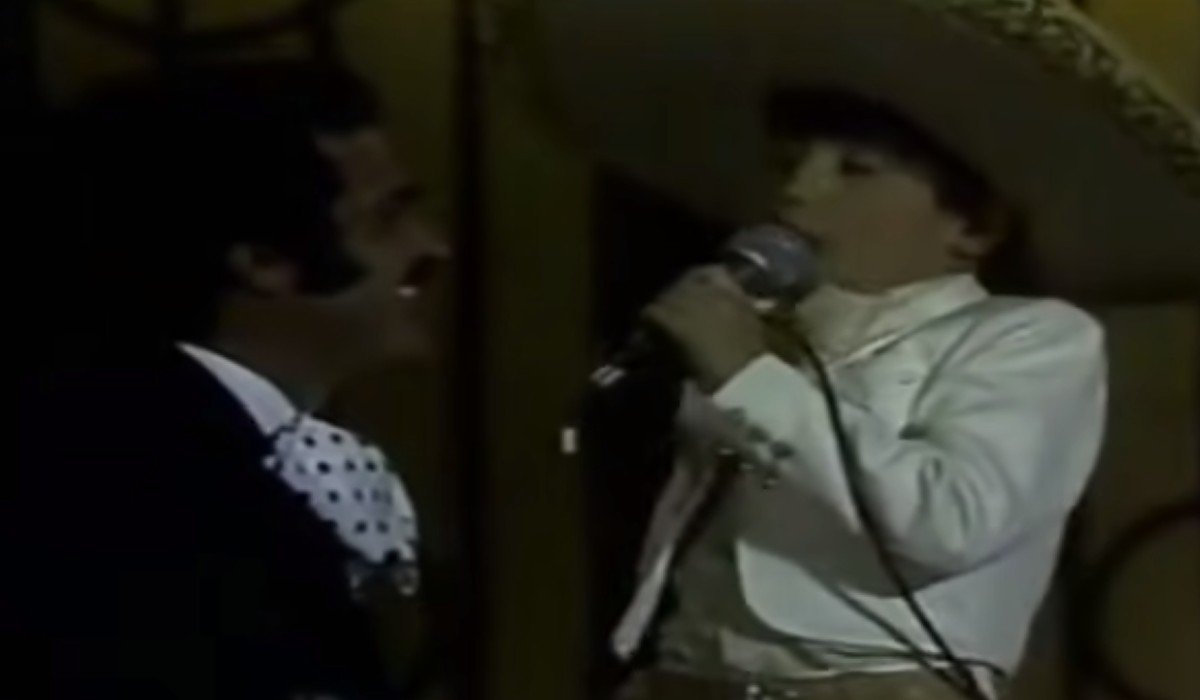 Vicente Fernández se vuelve viral en tierno video de cuando apadrinó a Alejandro Fernández