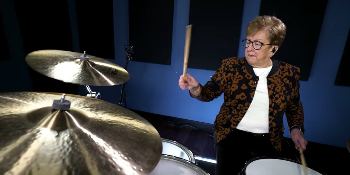 Abuelita reta a Travis Barker de Blink-182 a un duelo de bateria
