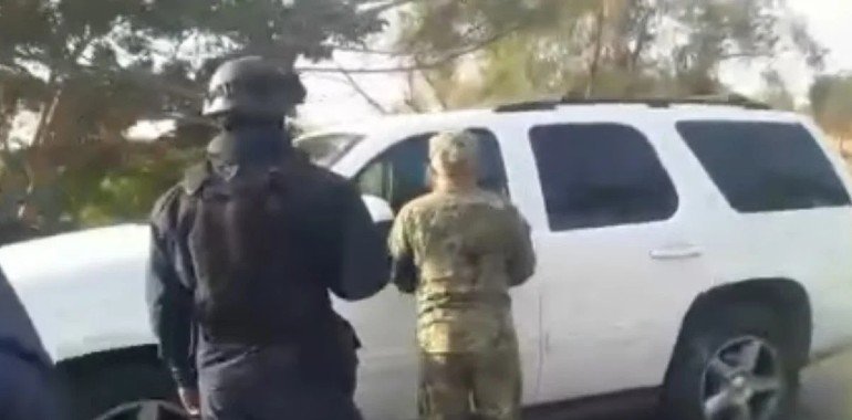 Para no hacer fila abuelito derriba puerta de módulo de vacunación contra COVID-19