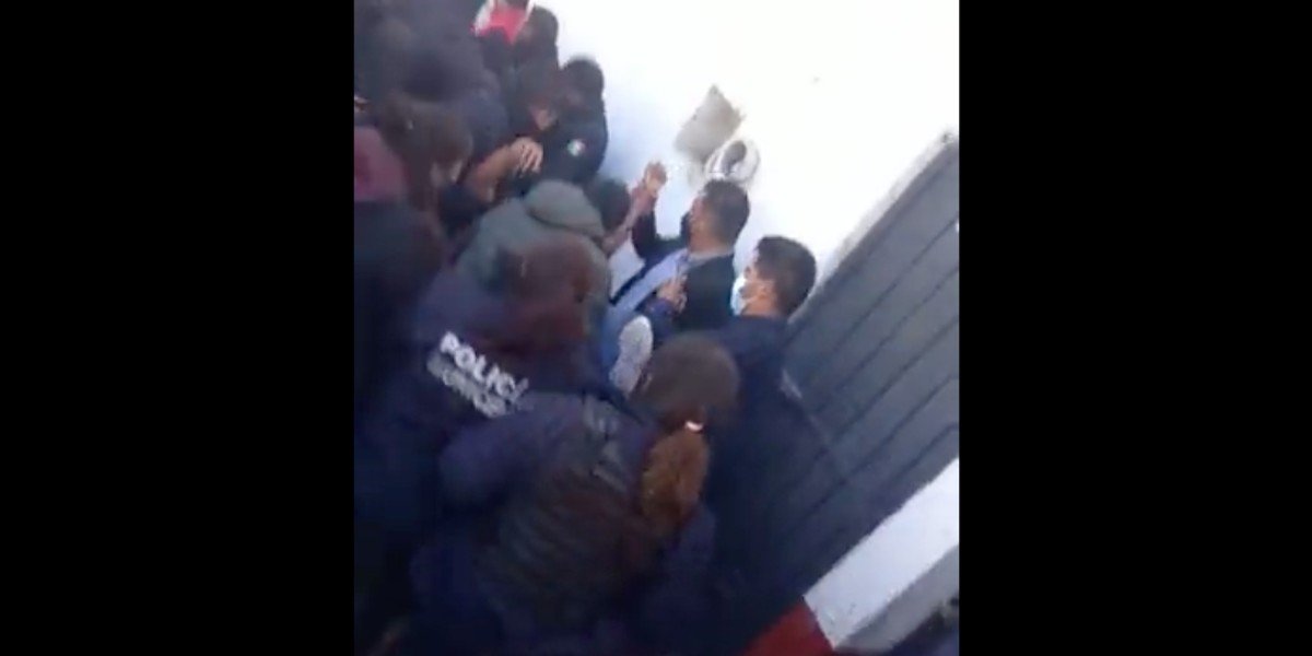 Rocían a alcaldesa de Amanalco con gas lacrimógeno durante protesta en su contra; asegura Morena