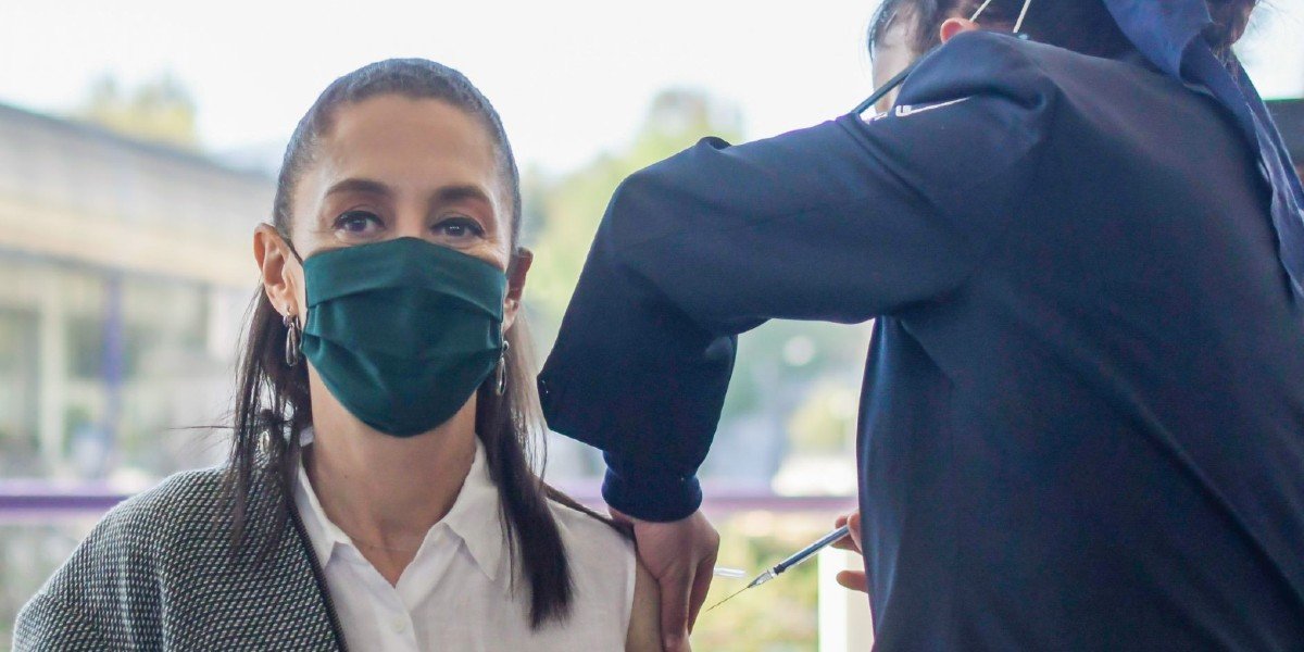 Claudia Sheinbaum recibe vacuna de refuerzo contra COVID-19 en alcaldía Tlalpan