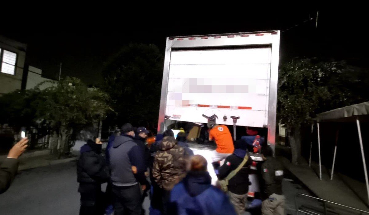 INM rescata 65 migrantes hacinados en caja de tráiler en Coahuila