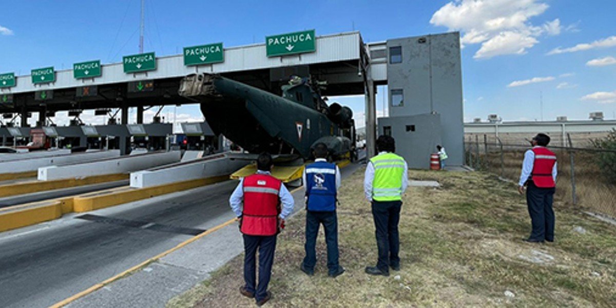 Helicóptero de la Sedena se atora en caseta de cobro de la México-Pachuca