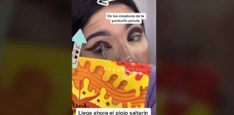 ¡Impresionante! Captan piojo caminando en cabeza de influencer mientras graba TikTok (Video)