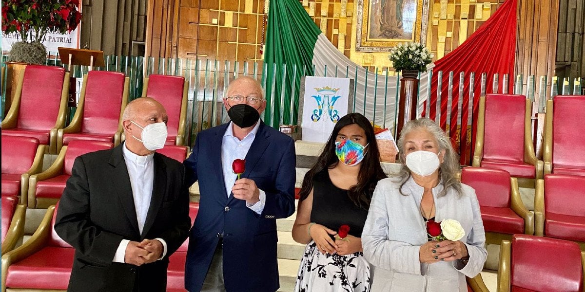 Ken Salazar visitó la Basílica para pedir un año de bendiciones para México y EUA