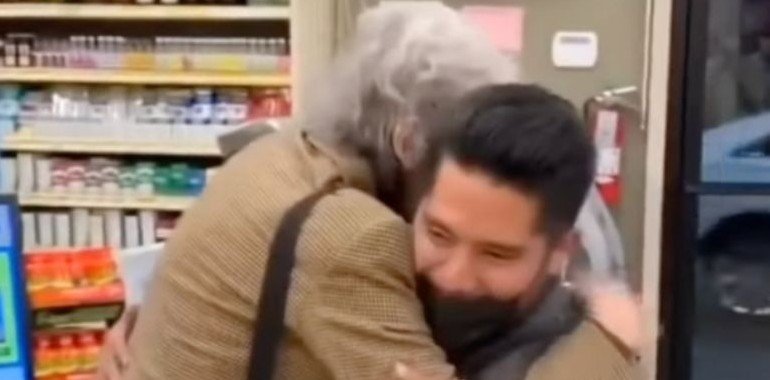 Mujer de 86 años gana la lotería y comparte premio con cajero que le vendió el boleto