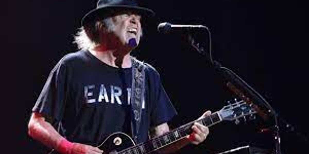 Spotify retirará música de Neil Young tras polémica por podcast de comediante
