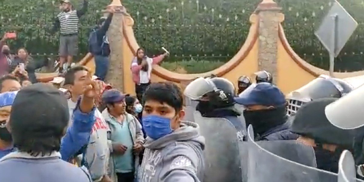 Policías y pobladores de Zinacatepec se enfrentan por culpa del DAP