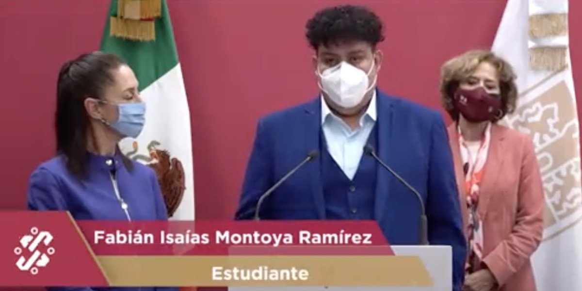 Claudia Sheinbaum entrega constancia a primer egresado del Instituto Rosario Castellanos