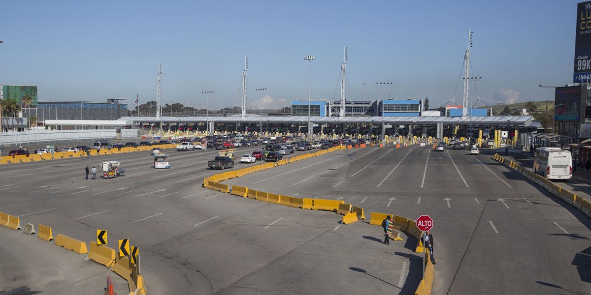 Reportan que EUA permitió la entrada de 35 migrantes rusos después de pactar un “acuerdo secreto” con el Gobierno de México