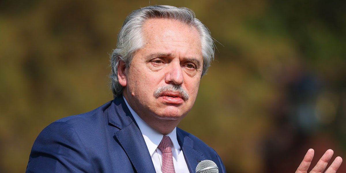 VIDEO: Alberto Fernández confunde nombre de revista con título de película porno