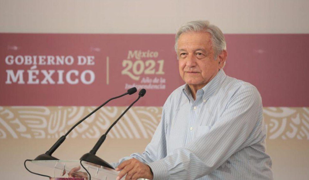 AMLO dice que la Sedena y la Marina custodiarán los aeropuertos del país