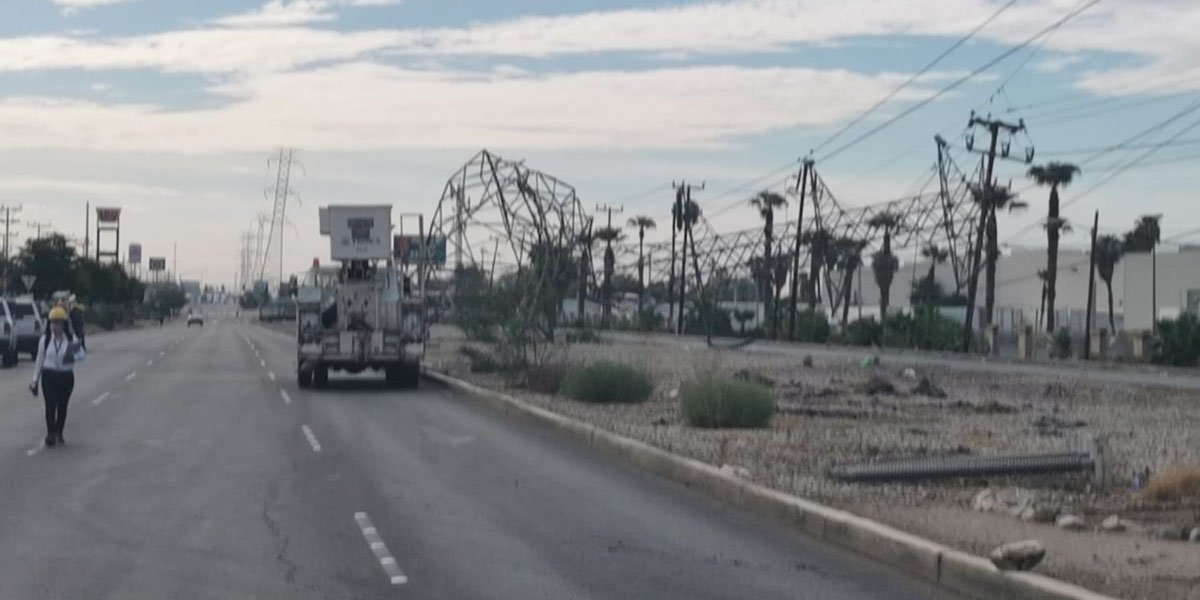 Torre de CFE en Mexicali, BC, cae por fuertes lluvias; reportan falta de luz