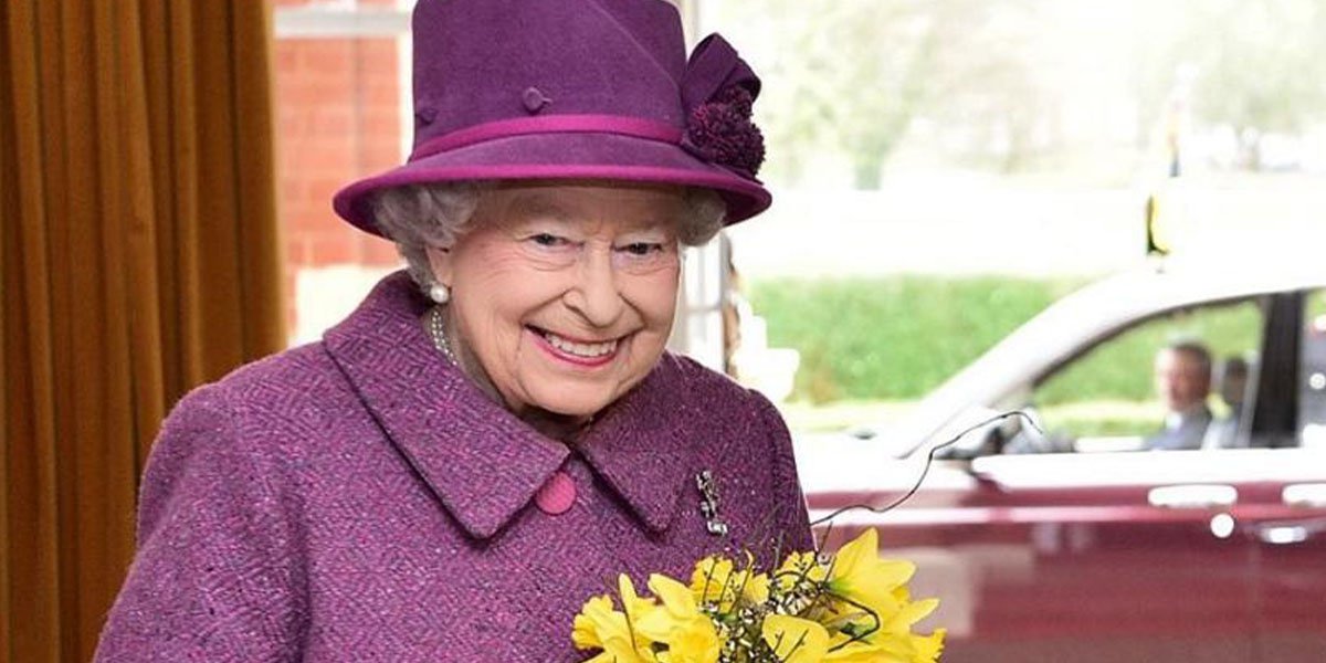 Reina Isabel II reaparece sonriente en competencia ecuestre en Londres