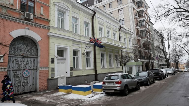 Reino Unido mueve su embajada en Ucrania de Kiev por escalada en conflicto con Rusia