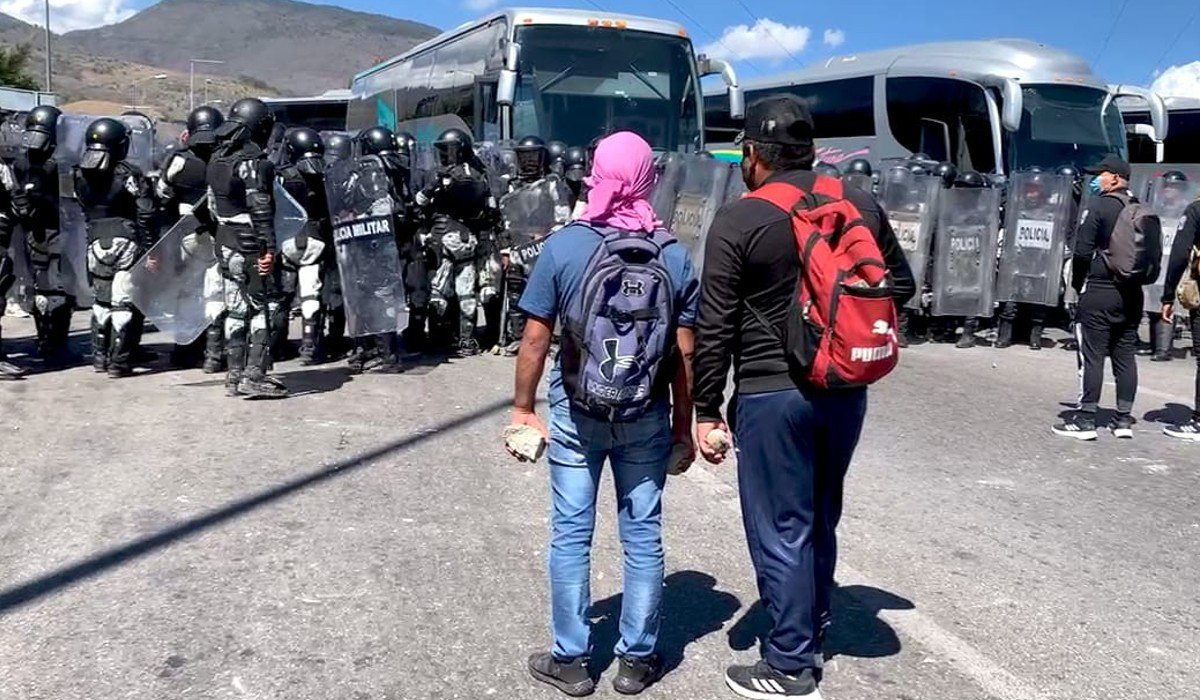 Se enfrentan normalistas con la Guardia Nacional por toma de caseta en Chilpancingo