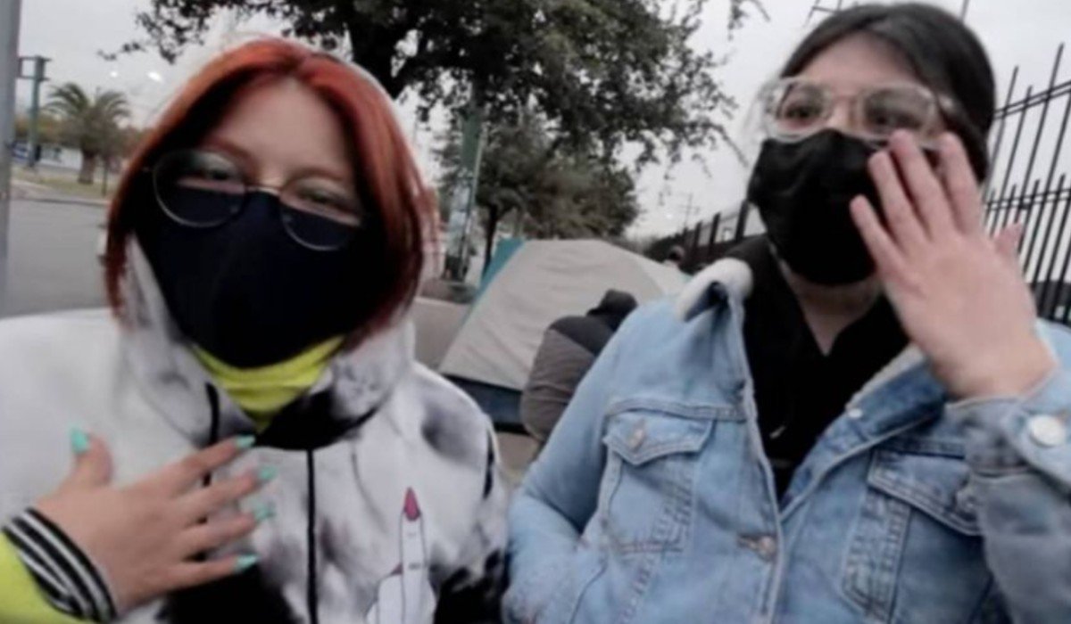 Jovencitas sin dinero hacen fila para comprar boletos para Bad Bunny, esperan que alguien se los invite