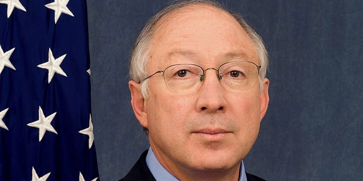 Ken Salazar urge que líderes de EUA “tengan ahora el valor” de prohibir las armas tras tiroteo en Texas