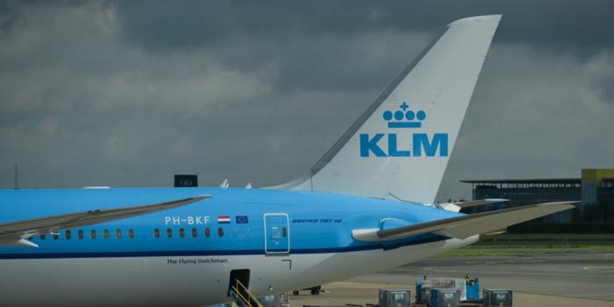 Cancelan o desvías aerolíneas vuelos a Ucrania ante una inminente invasión de Rusia
