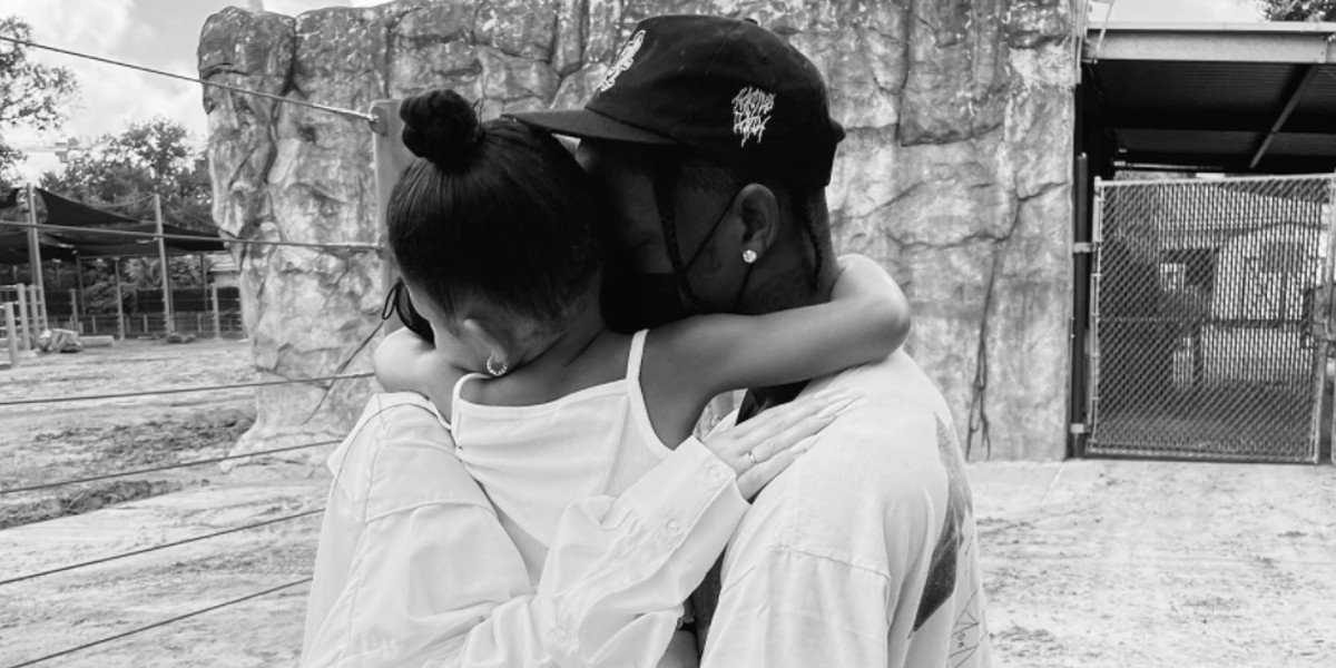 Kylie Jenner reaparece y anuncia el nacimiento de su bebé con tierna foto