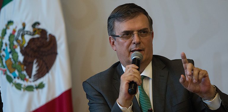 Ebrard recuerda cuando estudiaba 6to de primaria con foto en Día del Estudiante