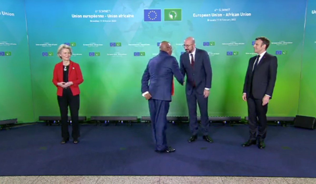 Ministro de Exteriores de Uganda niega saludo a presidenta de la Comisión Europea, Macron interviene