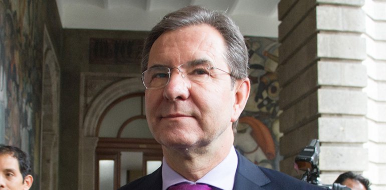 Moctezuma supera COVID-19 y se reintegra a sus labores en Embajada