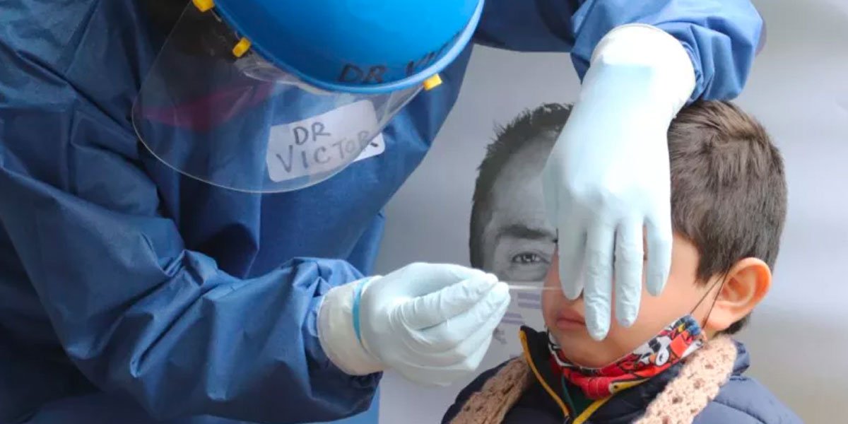 OMS reporta una disminución del 3% en contagios y un 11% en las muertes por COVID