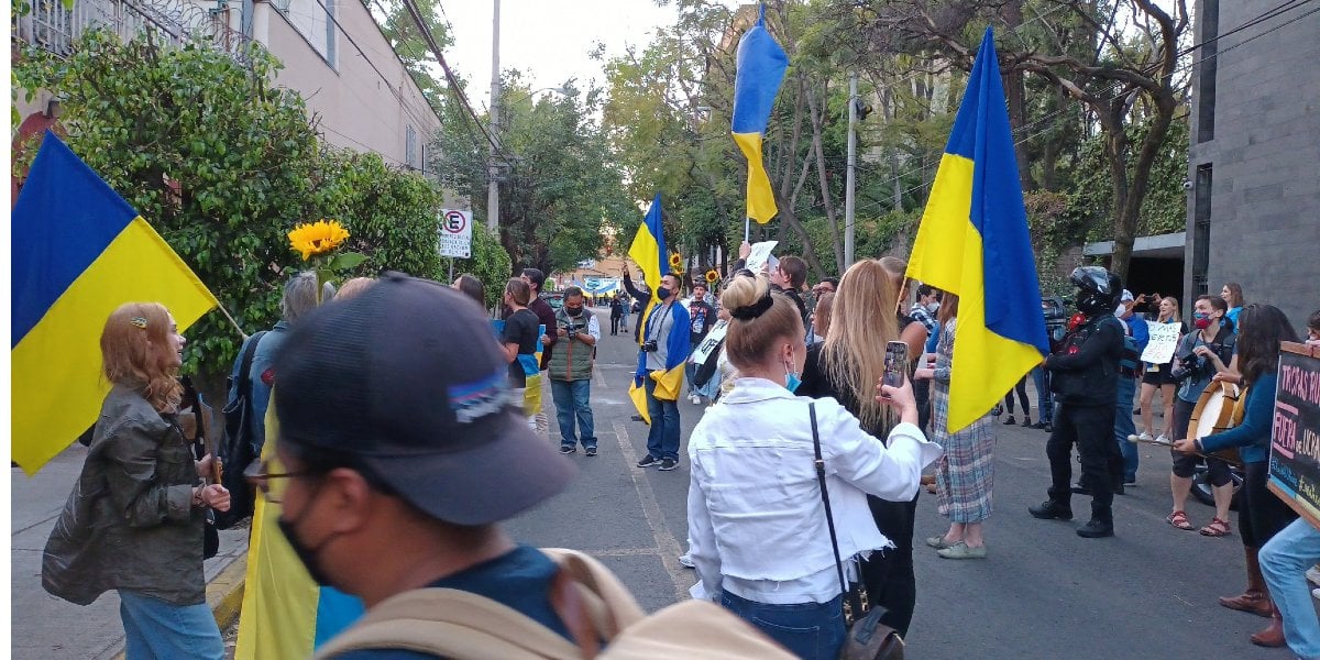 Con himno ruso a todo volumen, Embajada de Rusia en México responde a manifestantes
