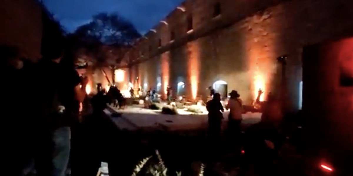 Miembros del SNTE en Oaxaca irrumpen en recinto donde se prevé recepción por boda de Elba Esther Gordillo