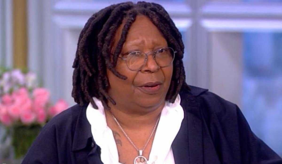 Whoopi Goldberg ofrece disculpas por declaración sobre Holocausto en programa