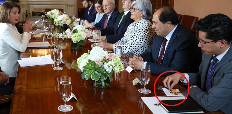 Critican a funcionario de SRE, comió cacahuates en reunión con Pelosi