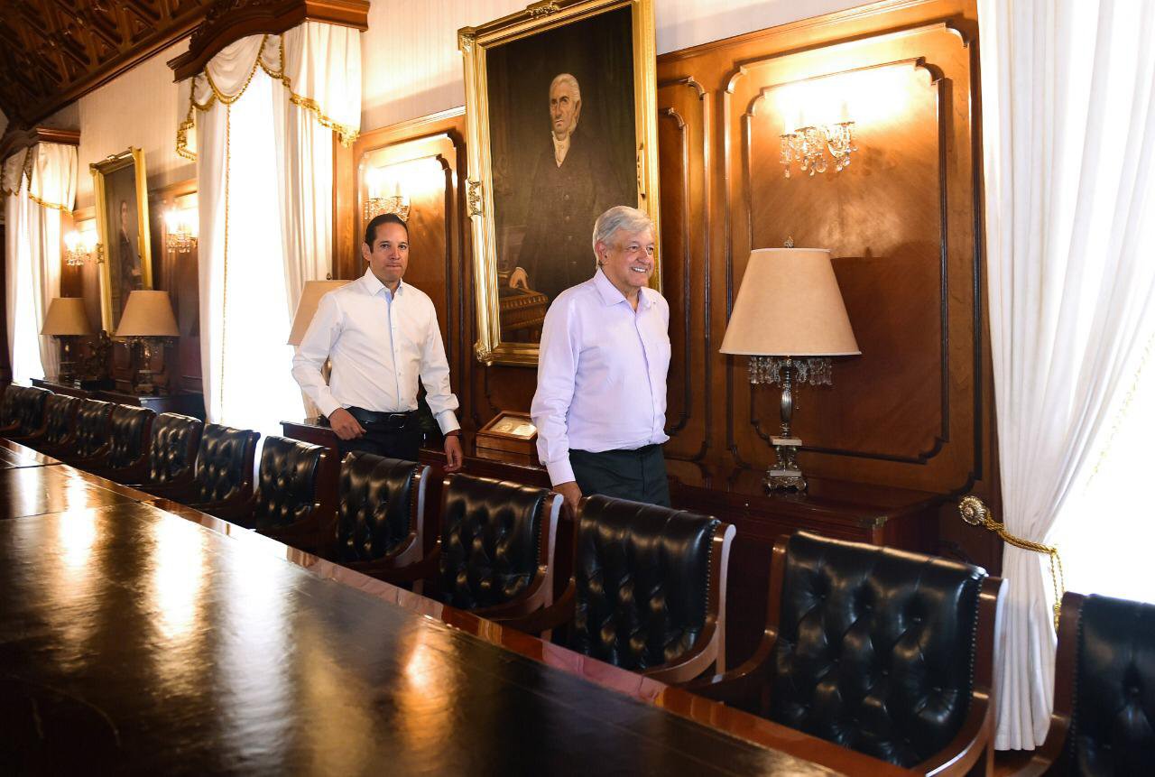 AMLO se reúne con Francisco Domínguez en La Corregidora en Querétaro