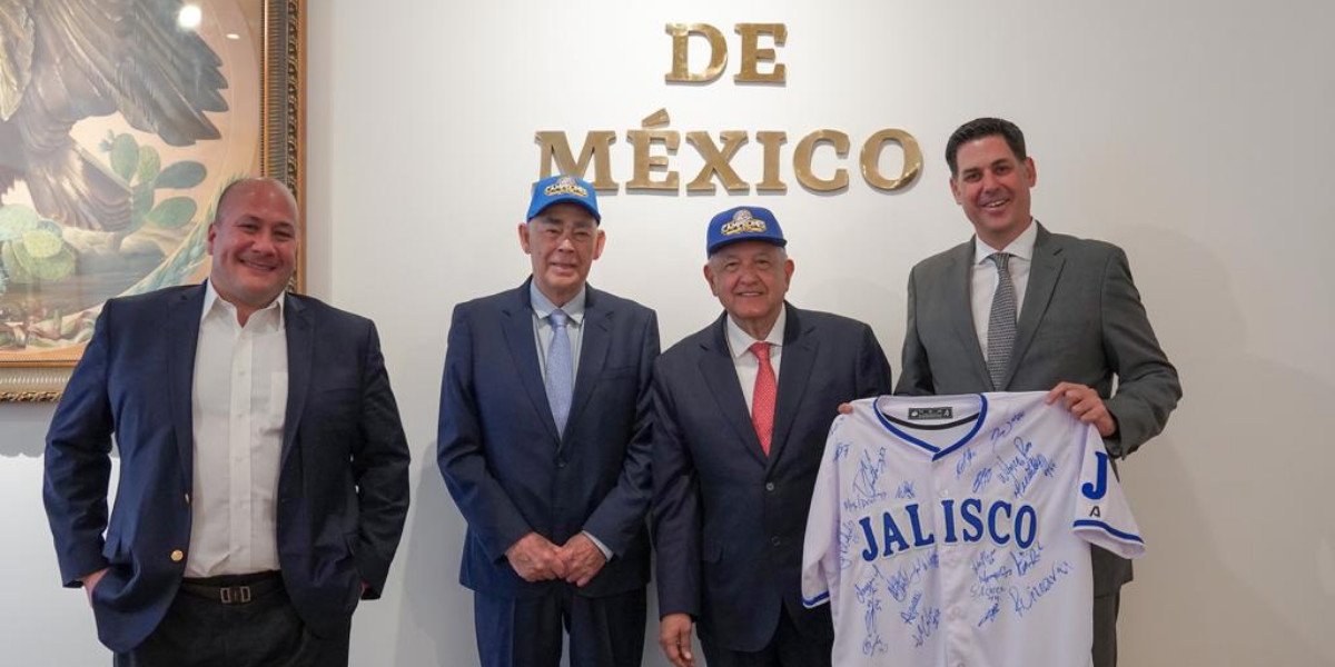 Recibe AMLO a Charros de Jalisco en Palacio Nacional por título de LMP