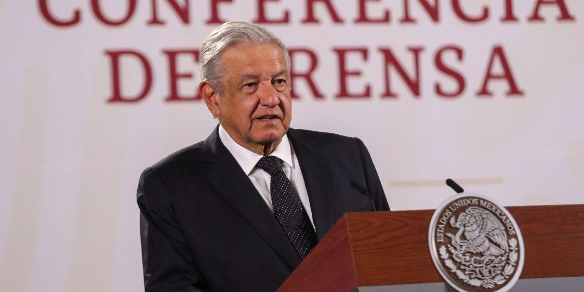 AMLO asegura que no quiere que toquen a los periodistas "ni con el pétalo de una rosa"