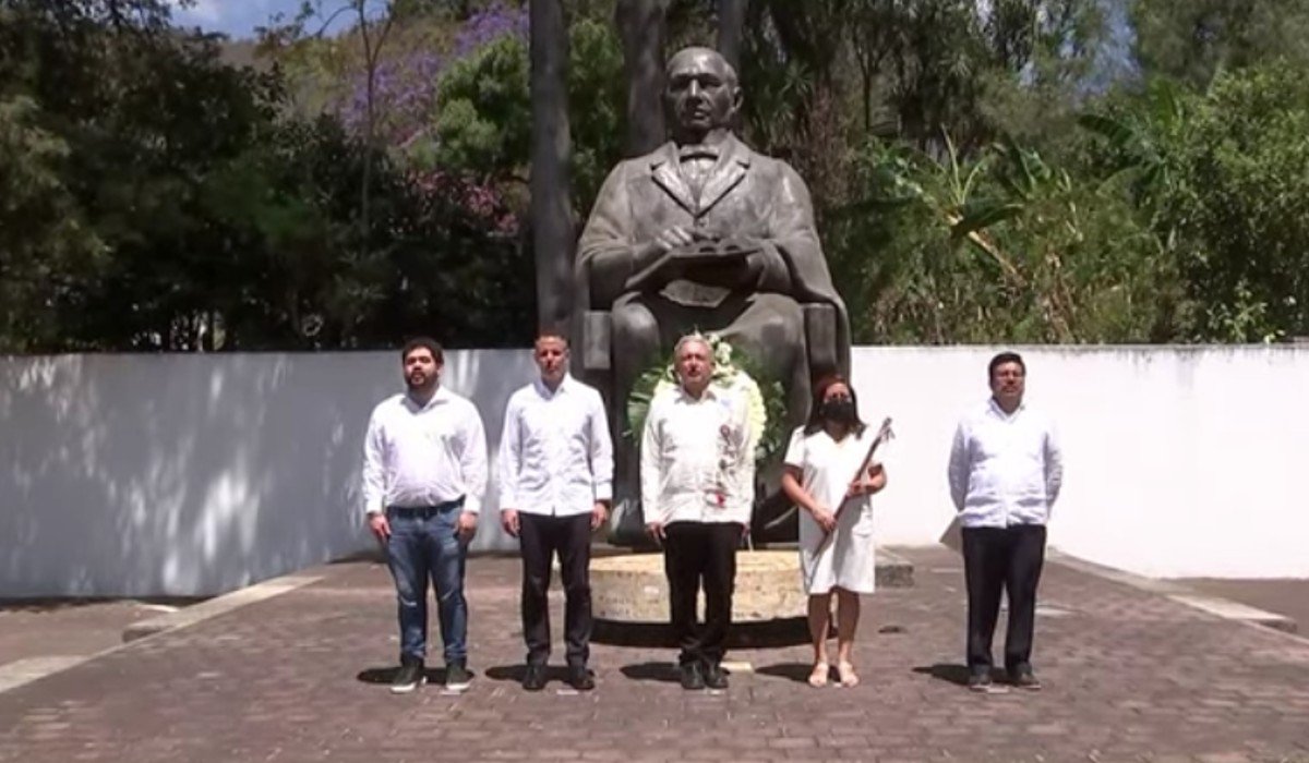 AMLO deposita ofrenda floral por natalicio de Benito Juárez