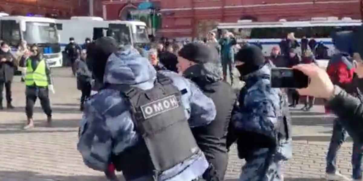 Detienen en Rusia a 3 mil 500 personas tras manifestaciones en rechazo a la invasión en Ucrania