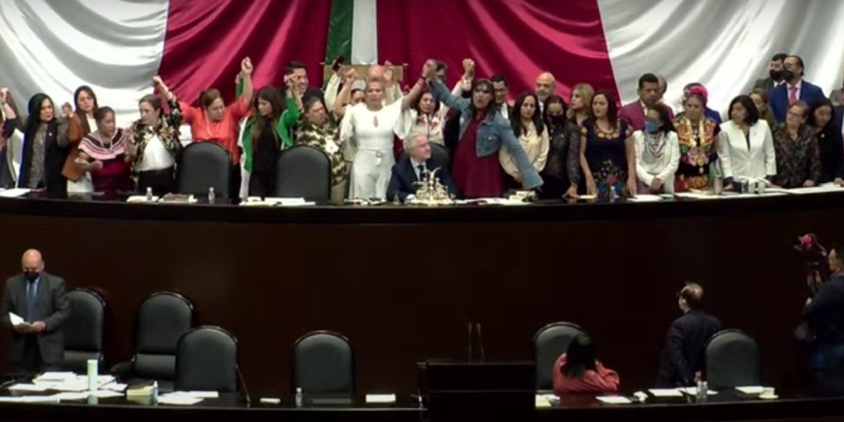 Morena toma tribuna en San Lázaro en protesta contra Gabriel Quadri por llamar “señor” a diputada trans